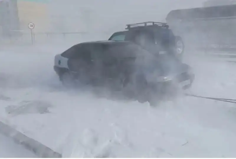 Более 300 автомашин скопилось на трассе в Жамбылской области