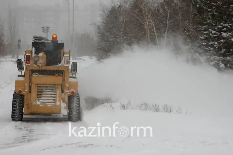 На уборке снега в Караганде задействовано 160 рабочих