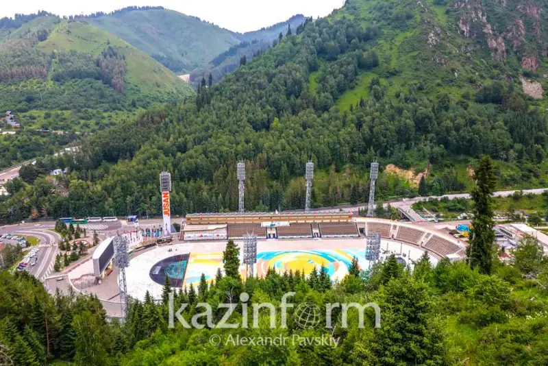 Almatynyń Medeý aýdanynda aǵashtardy sýarý kestege sáıkes júrgizilýde