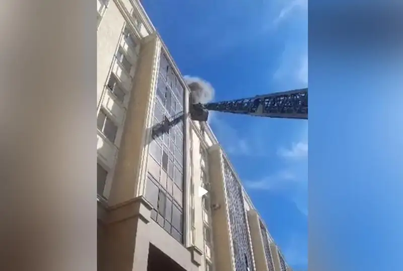 Мужчину спасли из горящей квартиры в Астане