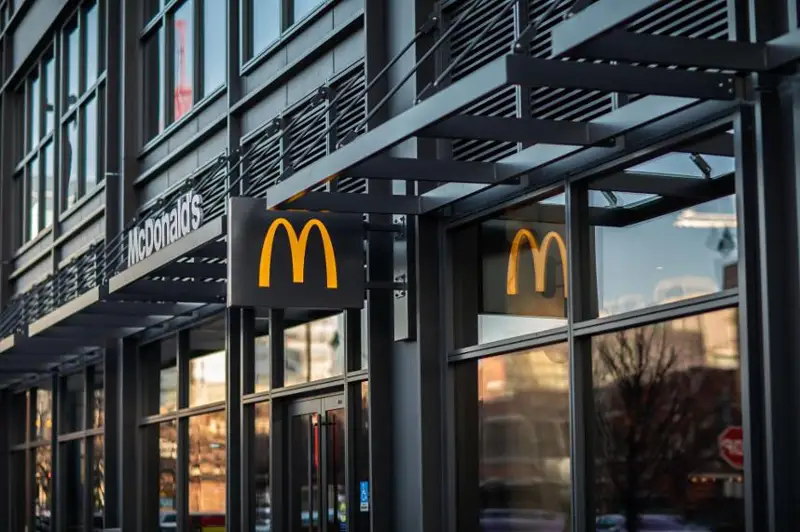 McDonald's ходимларини сезиларли даражада қисқартирмоқчи