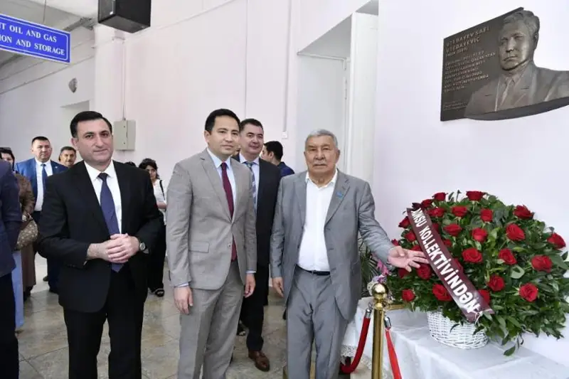 Bakýde qazaqtyń dańqty munaıshysy Safı Ótebaevtyń barelefi ashyldy