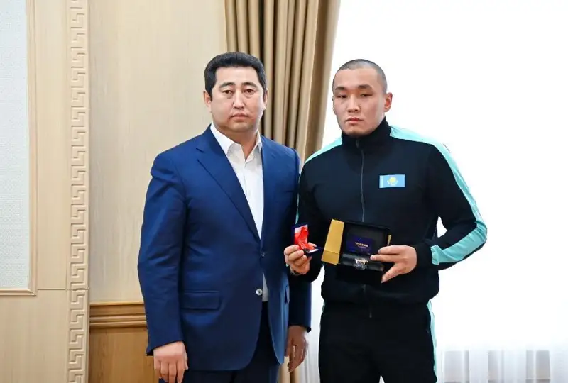 Аким СКО вручил ключи от служебной квартиры паралыжнику Ерболу Хамитову