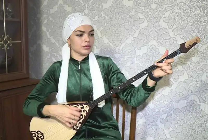 كەيدە ءوزىمنىڭ ۇلتىم باسقا ەكەنىن ۇمىتىپ كەتەمىن - قىتاي قىزى