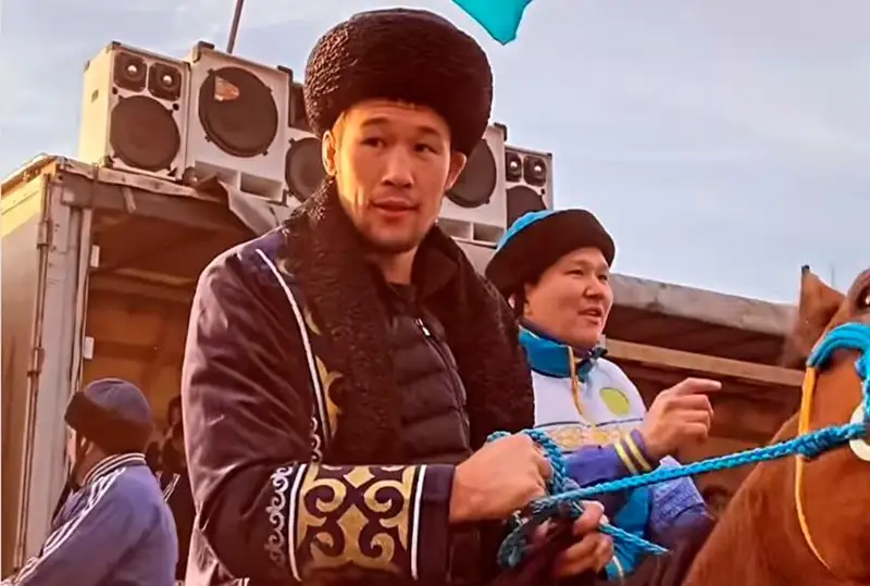 Шавкату Рахмонову подарили скакуна в Астане