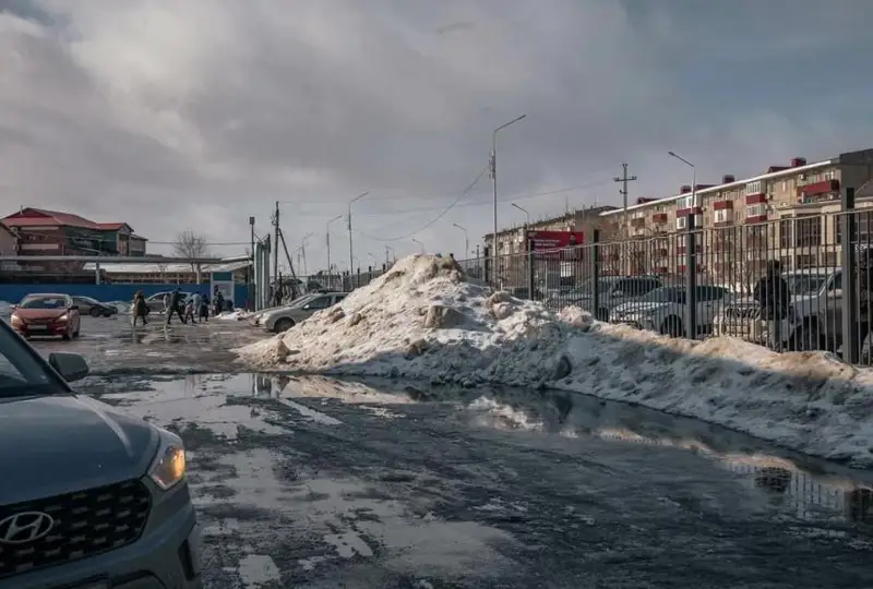 В Атырау замакима области пообещал за неделю очистить город от снега и талой воды