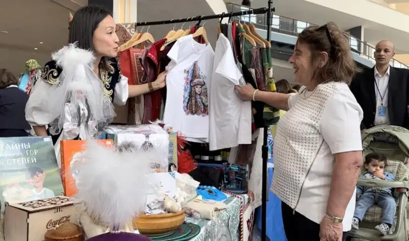 Национальную казахскую одежду и предметы быта представили на ярмарке в Нью-Йорке