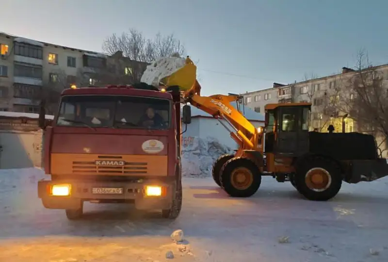 Почти две тысячи рабочих и тысяча единиц спецтехники убирают снег в столице