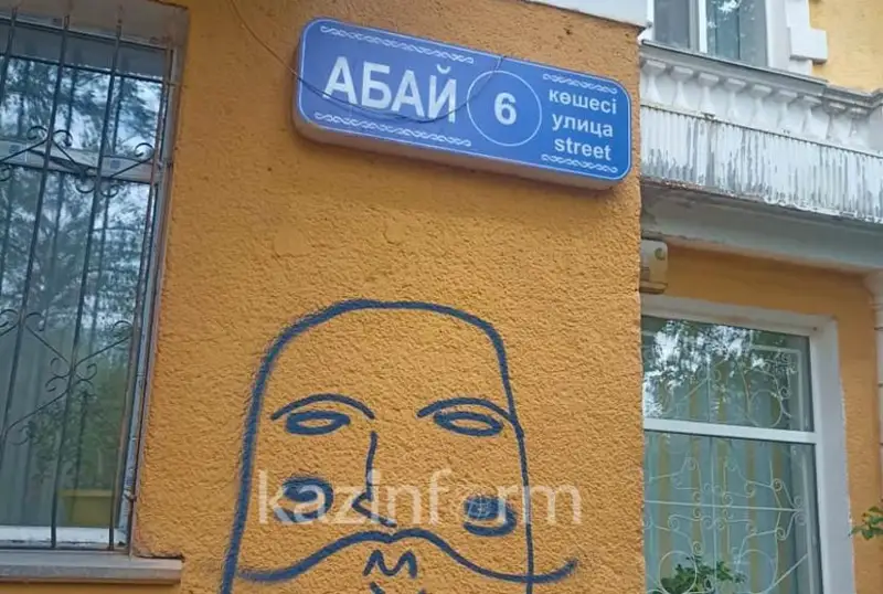 Вандалы разрисовали объекты исторической значимости в Караганде