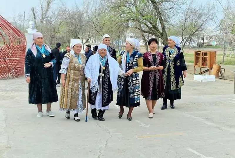 Жетісай ауданында көпбалалы аналар әулеті дауыс берді