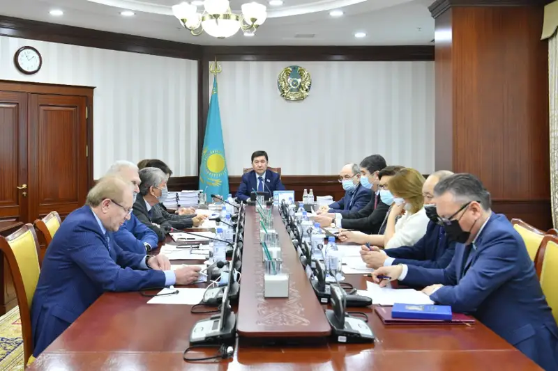 Suıytylǵan gaz aınalymyn retteý baǵytynda zańnamaǵa engiziletin ózgerister talqylanady - Májilis