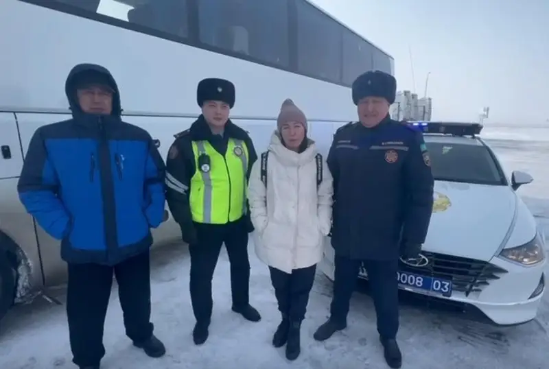 Reseıden Qazaqstanǵa qydyryp kelgen 45 týrıst jolda qar qursaýynda qalǵan