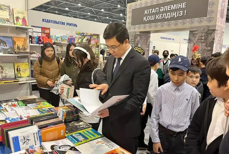 اسحات ايماعامبەتوۆ قانداي قازاقستاندىق اۆتورلاردىڭ كىتابىن وقۋعا كەڭەس بەرەدى