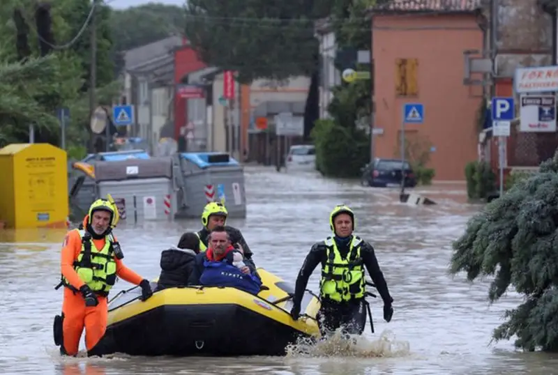 يتاليادا سۋ تاسقىنىنان 13 ادام قازا تاۋىپ، مىڭداعان تۇرعىن ەۆاكۋاتسيالاندى