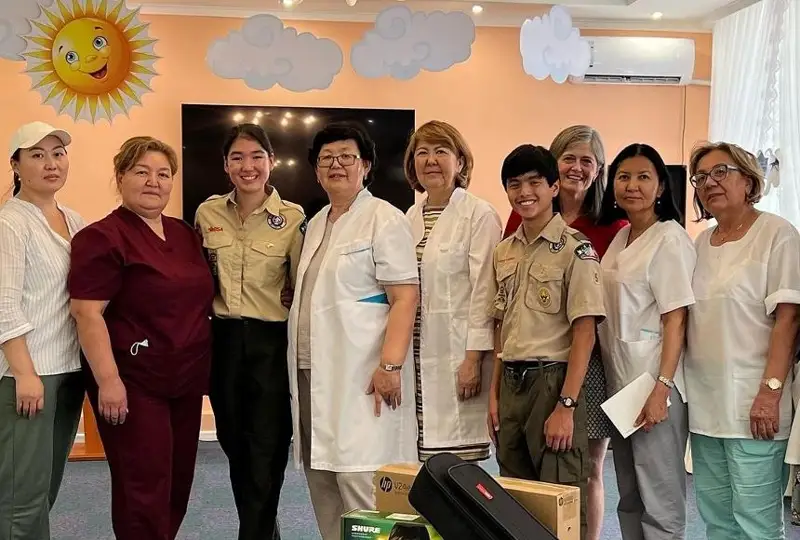 امەريكالىقتار اسىراپ العان قازاق قىزى ءبىر كەزدەرى ءوزى پانالاعان بالالار ۇيىنە كومەك بەردى