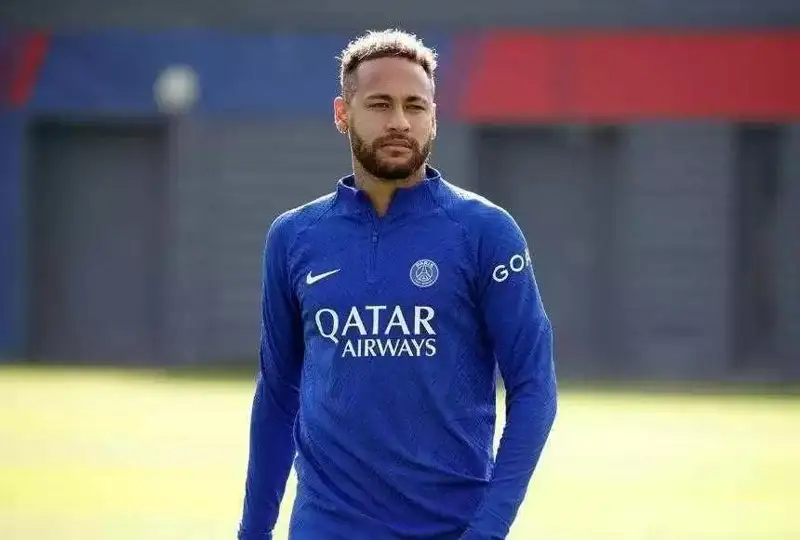 Футболчи Неймар операция қилинди