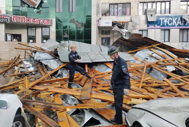 Врачи сообщили о состоянии пострадавших при обрушении кровли ТД в Павлодаре