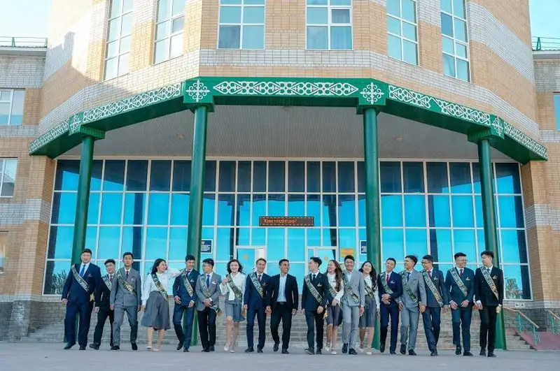 اقتوبەدە ءبىر سىنىپتىڭ بارلىق تۇلەگى ءبىلىم گرانتىنا يە بولدى