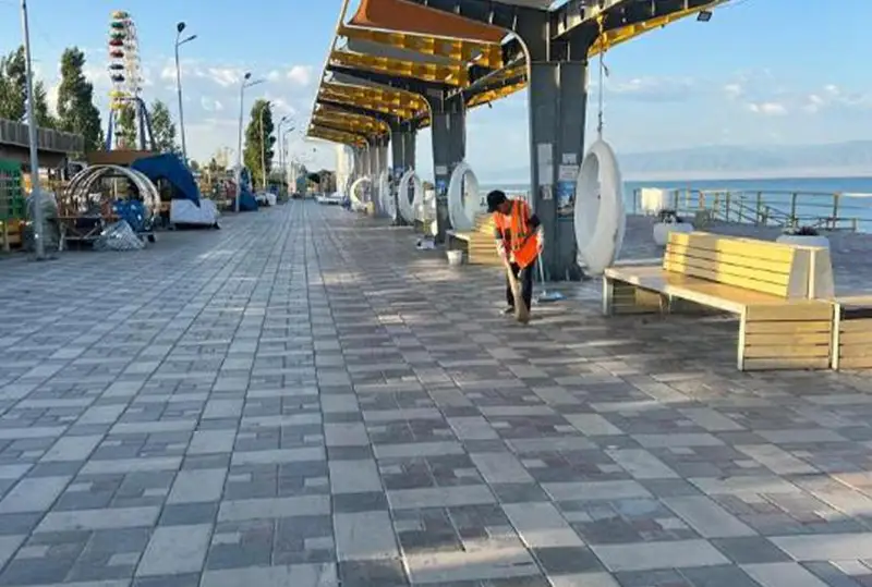 Alakól jaǵasynan kún saıyn 10 tonnaǵa jýyq qoqys shyǵarylyp jatyr