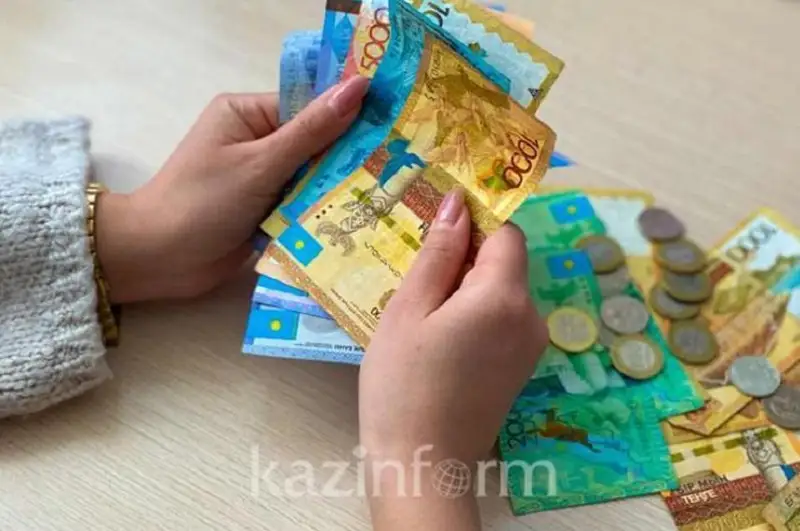 Jeti balasy bar analar aı saıyn júz myń teńgege jýyq járdemaqy alady