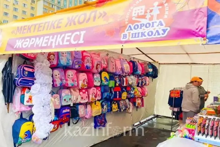 ەلوردادا مەكتەپ جارمەڭكەسى ءوتىپ جاتىر