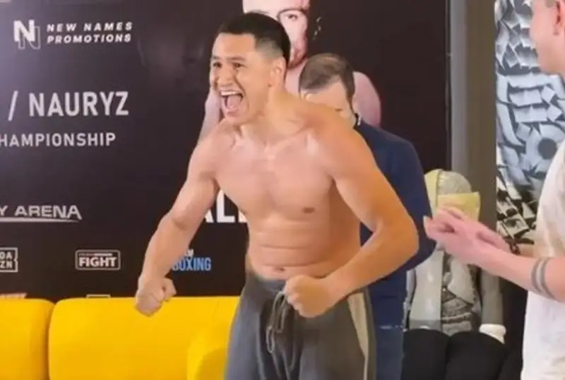 Жанкош Тураров провел взвешивание и дуэль взглядов перед боем за титул чемпиона мира