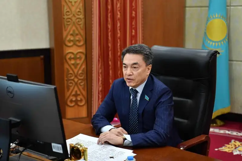 اسقار شاكىروۆ رەسەيلىك دەپۋتاتتىڭ پىكىرىنە جاۋاپ بەردى