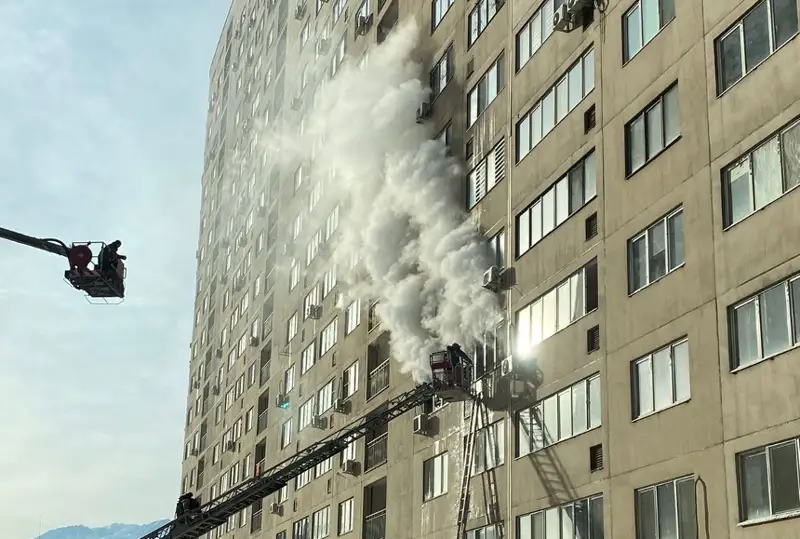 75 человек эвакуировали при пожаре в многоэтажке в Алматы