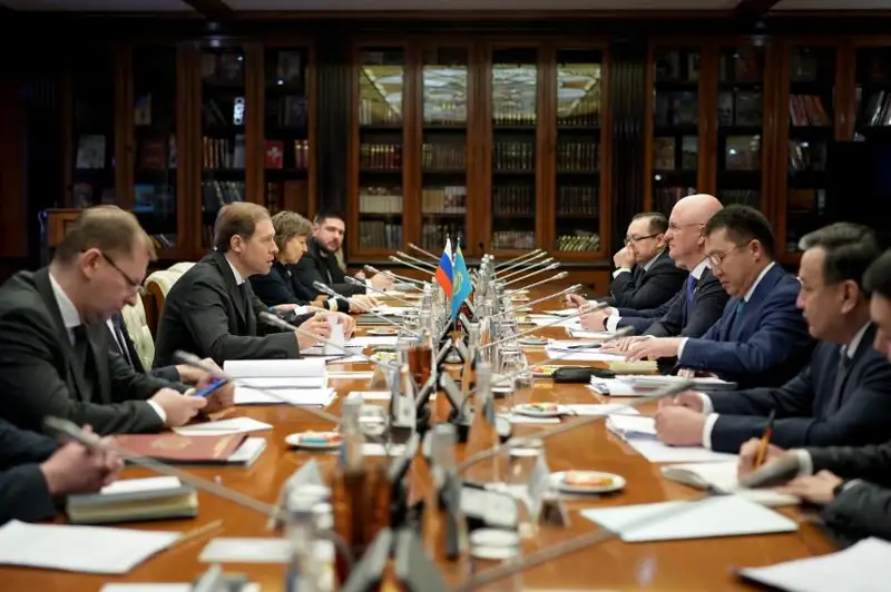 Реконструкцию автодорог и пунктов пропуска на границе РК и РФ обсудил Роман Скляр в Москве