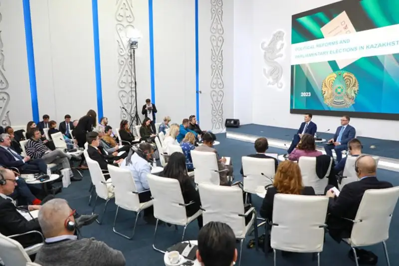 Ерлан Карин встретился с представителями зарубежных СМИ