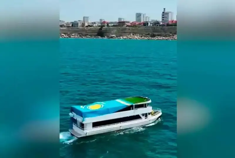 كاسپي تەڭىزىندە قازاقستان تۋىمەن كاتەر ءجۇردى