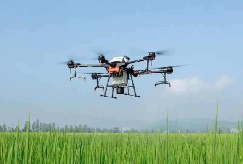 Jambyl oblysynyń sharýalary egistik alqabyna dronmen tyńaıtqysh seýip júr