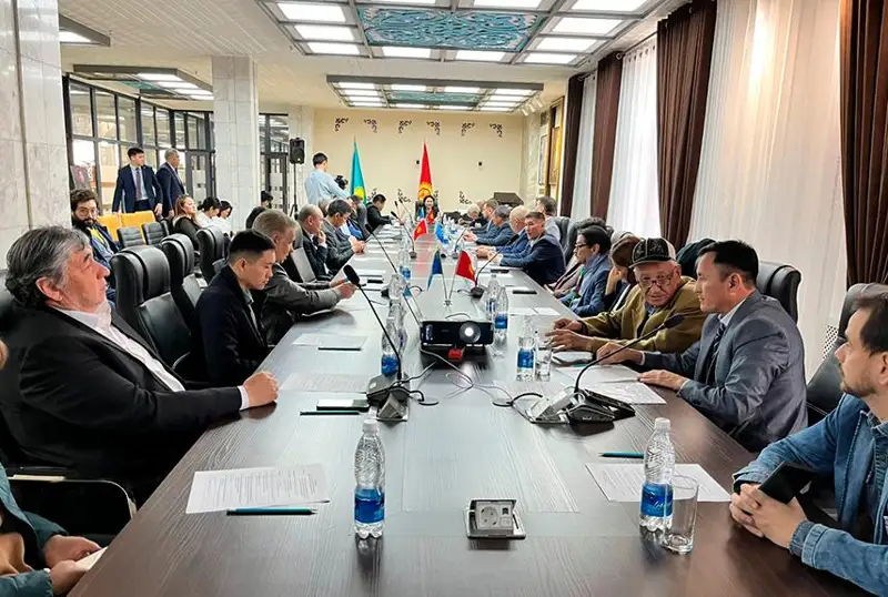 Новые форматы сотрудничества обсудили казахстанские дипломаты с кыргызскими экспертами