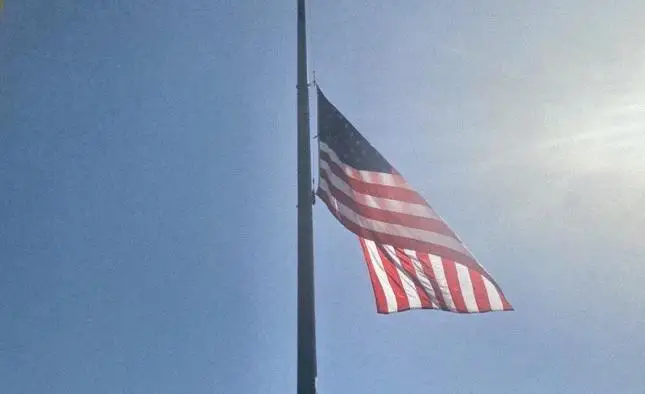美国驻哈使馆降半旗 向塞梅林火期间殉职者致敬