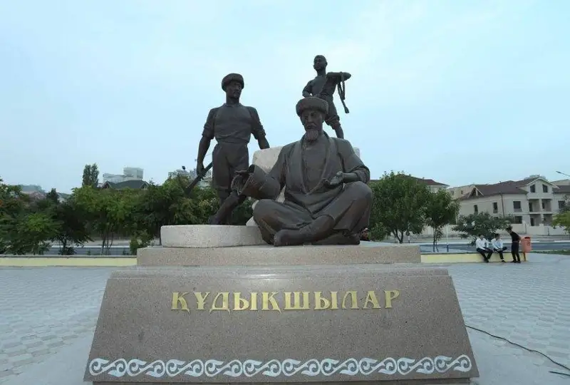 Mańǵystaýda qudyqshylarǵa arnalǵan arhıtektýralyq músin boı kóterdi