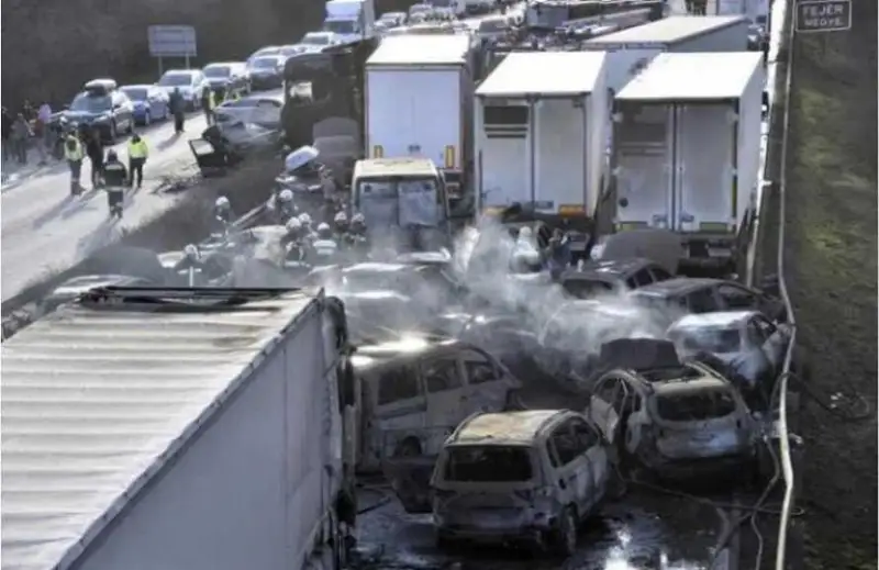 Будапештда йирик автоҳалокат юз берди: 42 та машина тўқнашган, 19 таси ёниб кетган