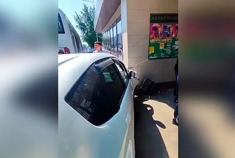 Машина въехала в остановку в Петропавловске: пострадали пять человек