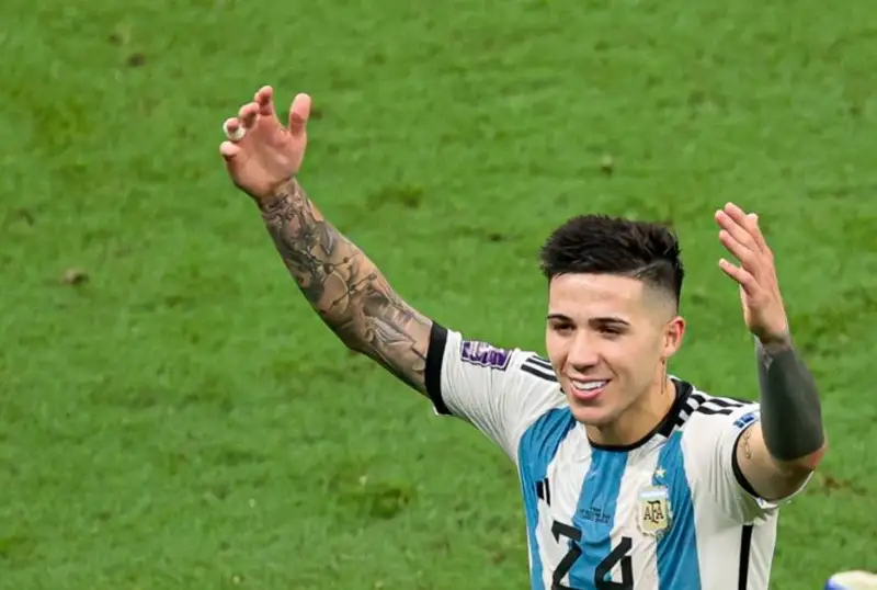 Англия футболи ўз тарихидаги энг қиммат футболчини сотиб олди