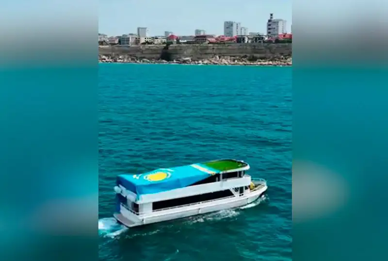 Катер с казахстанским флагом проплыл по Каспийскому морю