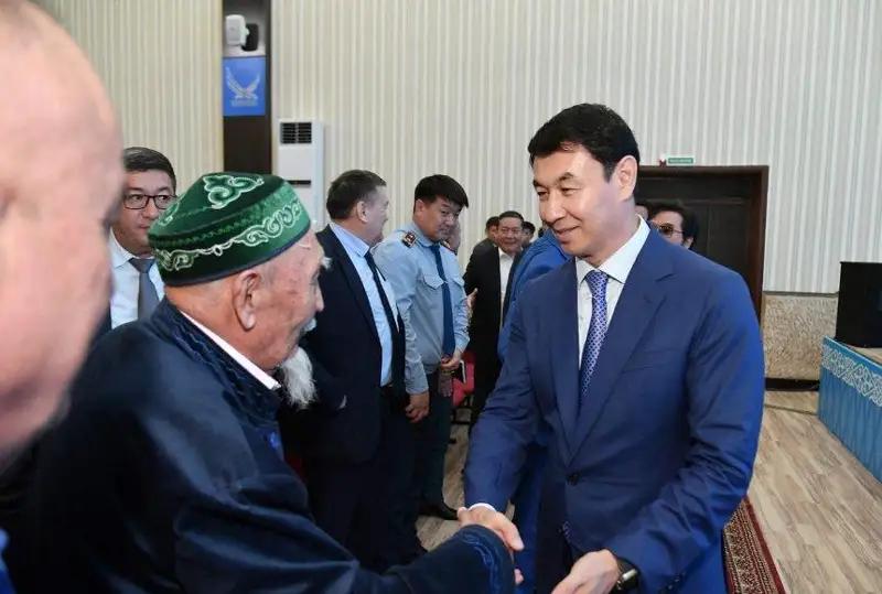 Darhan Satybaldy Báıdibek aýdanynyń turǵyndarymen kezdesti
