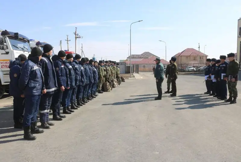 49 сотрудников ДЧС отправились из Атырау в ЗКО для борьбы с подтоплениями