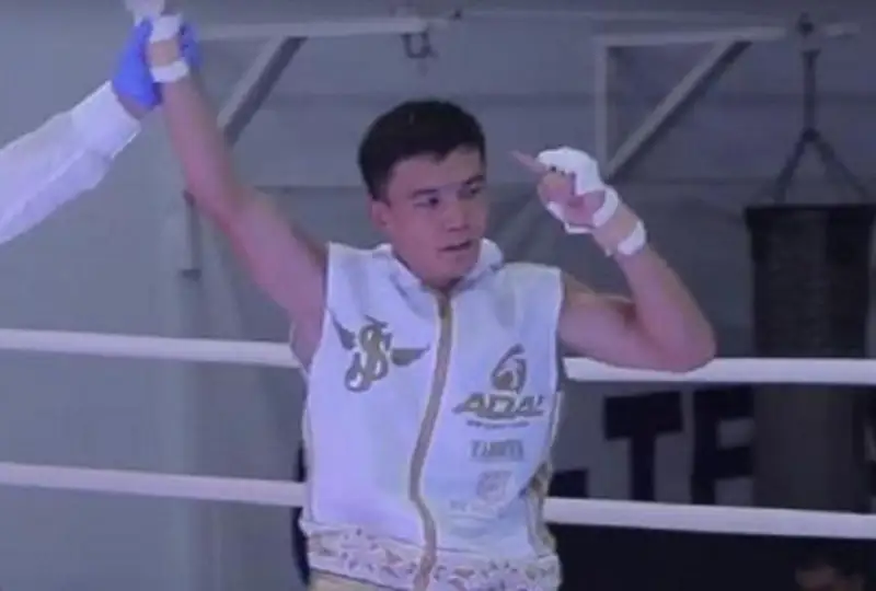 Непобежденный казахстанец нокаутом победил узбекистанца в Ташкенте