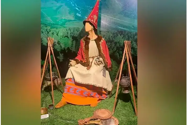 تۇركىستاندا التىنمەن اپتالعان تاقساي حانشايىمىنىڭ كوشىرمەسى ساقتاۋلى تۇر