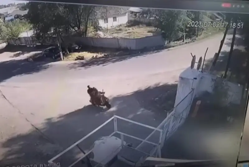 الماتى وبلىسىندا موپەد تەمىر قورشاۋعا سوعىلىپ، 6 جاسار قىز مەرت بولدى