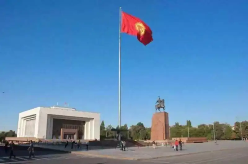 Qyrǵyzstan memlekettik tý kúnin atap ótip jatyr