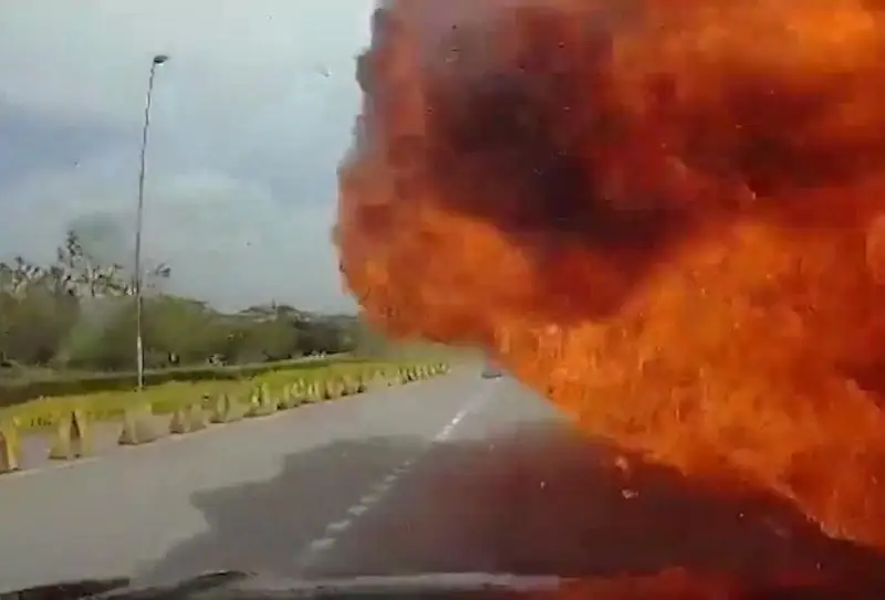 Малайзияда самолёт йўлга қулаши оқибатида ўн киши ҳалок бўлди