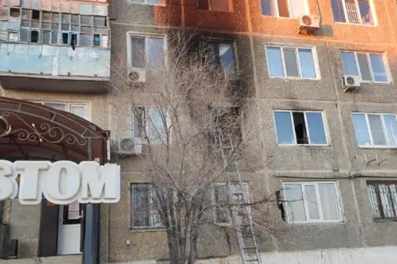 Atyraý oblysynda 5 qabatty turǵyn úıden órt shyǵyp, 6 adam qutqaryldy