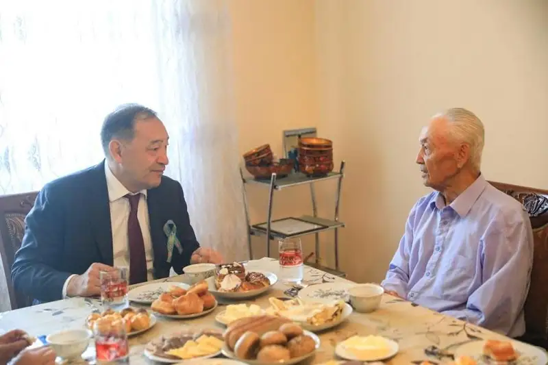 Аким Актюбинской области поздравил ветерана труда с Днем защитника Отечества