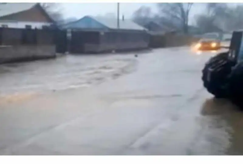 Jetisý oblysynyń Qyzyljar aýylynda tasqyn sý qaýpi seıildi