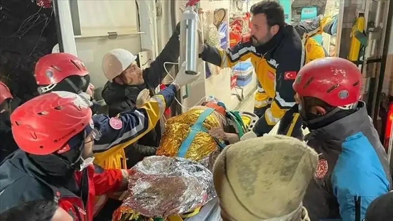 تۇركياداعى ءزىلزالا: 77 جاستاعى ايەل ءۇيىندى استىنان 212 ساعات وتكەن سوڭ قۇتقارىلدى